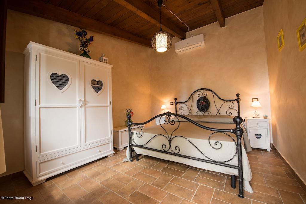 تشيرفيتيري Il Giardino Dei Flintstones B&B الغرفة الصورة